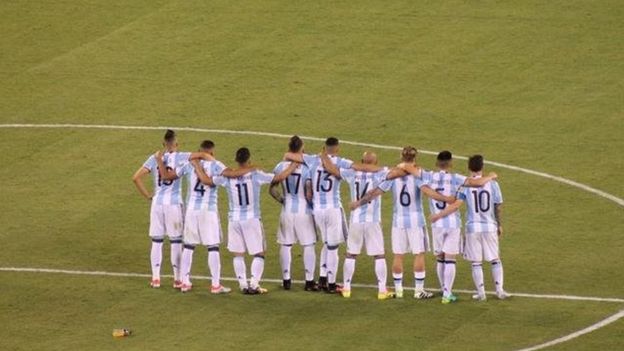 Los jugadores argentinos se abrazan durante la tanda de penales.