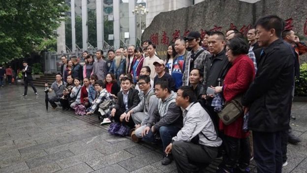 Supporters of lawyer Xie Yang outside the Intermediate People's Court in Changsha (25 April 2017)
