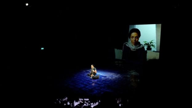 Fragmento de la obra sobre la vida de Adam en el escenario.