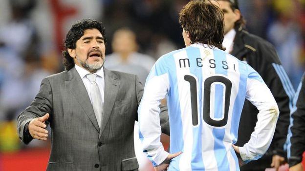 Diego Maradona consuela a Messi tras la eliminación en Sudáfrica.