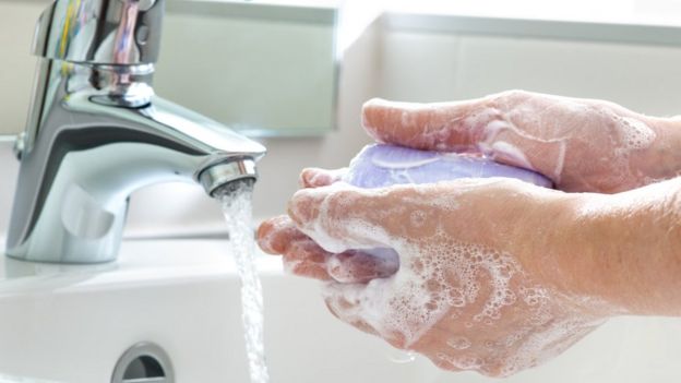 Persona lavándose las manos