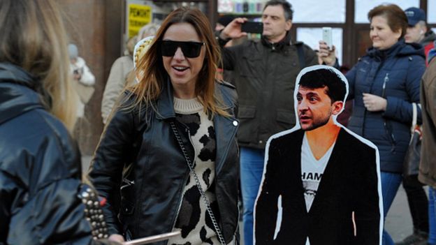 Картонна статуя Зеленського у центрі Києва