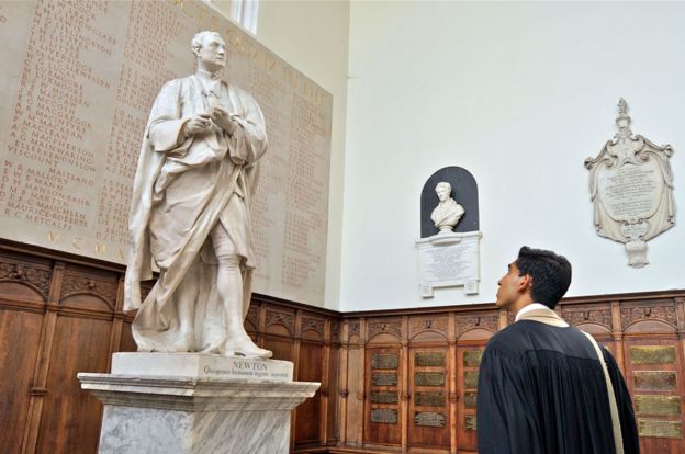 La estatua de Isaac Newton en Trinity College, Universidad de Cambridge