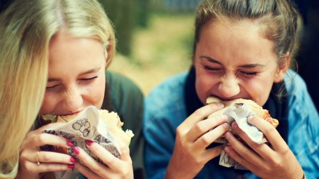 Jóvenes comiendo un sánduich