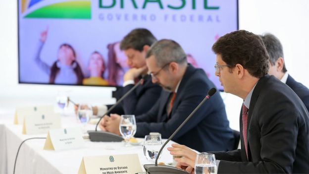 Ricardo Salles fala no microfone em reunião ministerial de abril, com outros participantes ao fundo