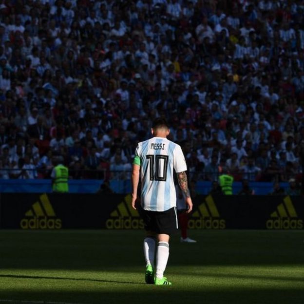 Lionel Messi se retira desolado tras la eliminación de Argentina en Rusia.