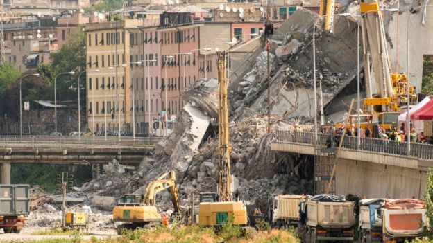 Escombros del puente en Génova