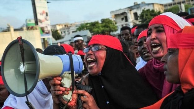 Somalis protestam contra ataque extremista