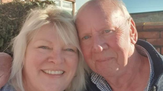 Woman Reunited With Dad After Facebook Friend Hint Bbc News