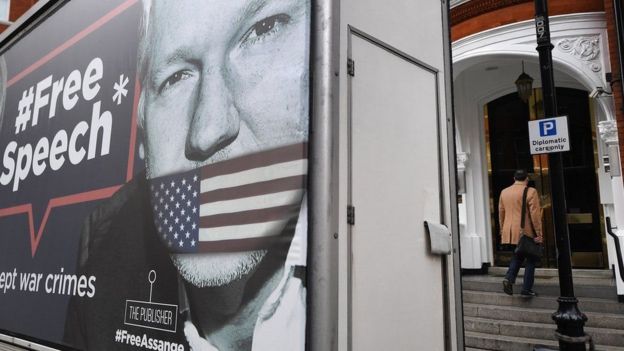 Cartel a favor de Assange que dice "libertad de expresión".