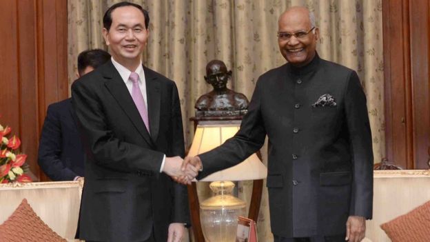 Chủ tịch Trần Đại Quang bắt tay Tổng thống Ấn Độ Ram Nath Kovind hôm 3/3/2018.