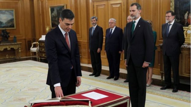 Pedro Sánchez, al jurar el cargo ante el rey Felipe VI.
