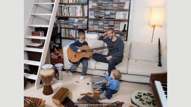 Davide Woods adalah seorang musisi yang tinggal di Florence, Italia, alat musiknya menjadi mainan untuk anak-anaknya, Noah dan Ian.