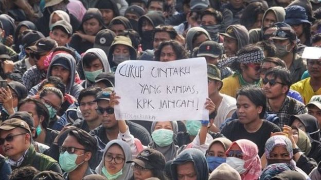 Ribuan orang dari beragam kelompok, termasuk mahasiswa, mengikuti aksi #GejayanMemanggil di Simpang Tiga Colombo, Gejayan, Yogyakarta, Senin (23/09).