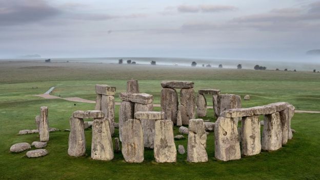 Britanya adasında Stonehenge'i inşa eden insanların yerini kıta Avrupa'sından göçlerle gelen insanlar aldı.