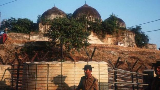 বাবরি মসজিদ - যা ১৯৯২ সালে উগ্র হিন্দু করসেবকরা ভেঙে ফেলে