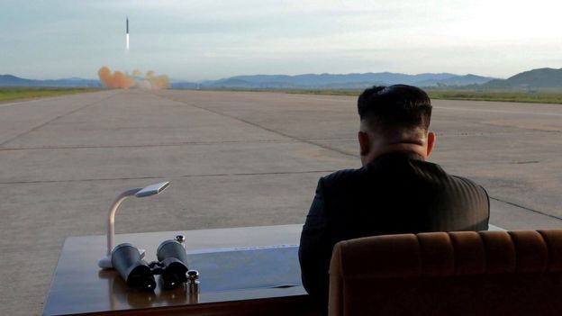 Kim Jong-un observando el lanzamiento de un misil.