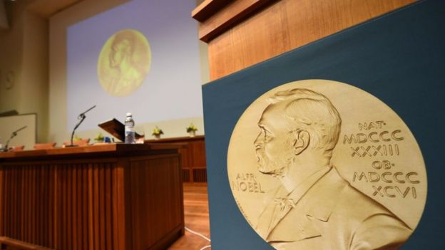 Estrado donde se anunciaron los premios Nobel 2017.