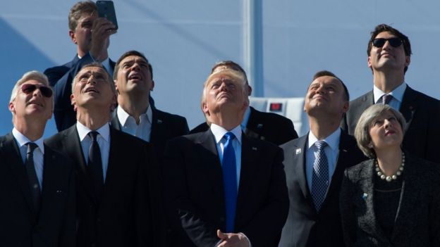 Rey Felipe de Bélgica; Jens Stoltenberg, secretario general de la OTAN; Alexis Tsipras, primer ministro griego; Donald Trump; Andrzej Duda, presidente de Polonia; Theresa May, primera ministra británica; y Justin Trudeau, primer ministro canadiense miran aviones volar durante una ceremonia en la nueva sede de la OTAN, en Bruselas, en mayo de 2017.