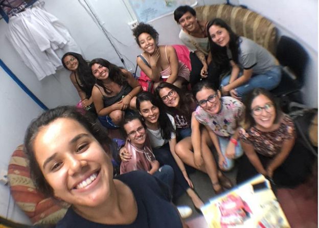 Alumnas de la Universidad Nacional de Costa Rica se reúnen para hablar de acoso y abusos en su centro.