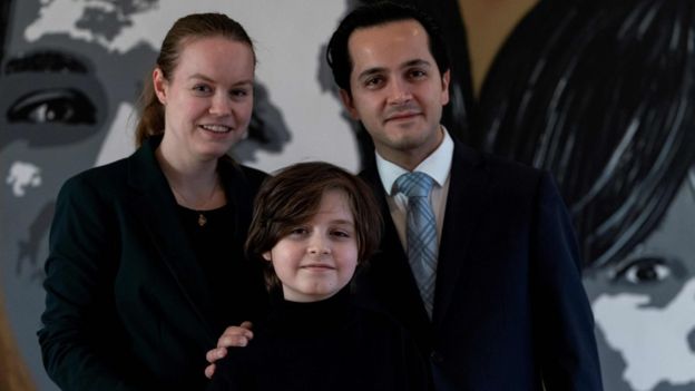 O menino Laurent Simons e os pais posam para foto sorrindo