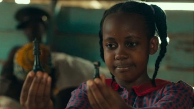 Nikita Pearl Waligwa tenait le rôle de Gloria, une amie de la joueuse d'échecs Phiona.