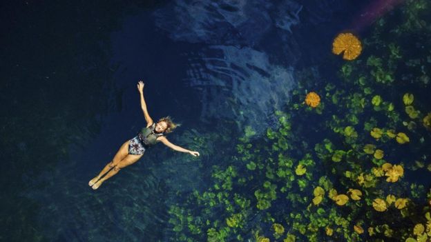Cenote na península de Yucatán