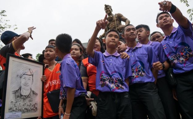 Los niÃ±os rescatados ante la estatua del buzo tailandÃ©s Saman Gunan.