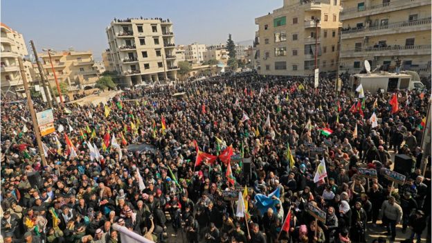 Afrin'de 6 Şubat'ta Kamışlı ve Haseke'den otobüslerle gelen çok sayıda kişinin de katıldığı gösteride Türkiye'nin bölgeye yönelik operasyonu protesto edildi