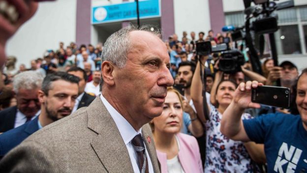 Muharrem Ince greets people after casting his ballot at a polling station during the parliamentary and presidential elections, in Yalova (June 24, 2018)