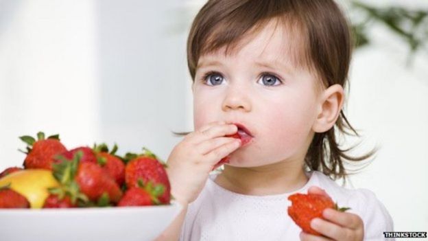 Niña comiendo fresas