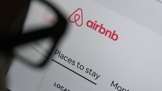 Ilustración de una persona mirando la página de Ainbnb.