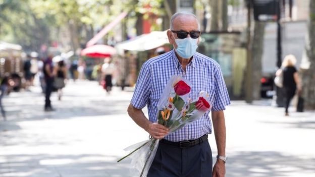Homem com máscara em Barcelona