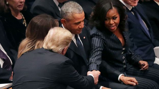 Trump y Michelle Obama se dieron la mano.