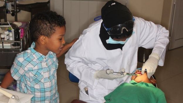 Niños siendo atendidos en la clínica dental de Fadil Elamin