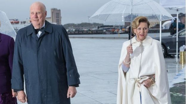 Reyes Harald y Sonja, de Noruega, y la primera ministra, Erna Solberg.