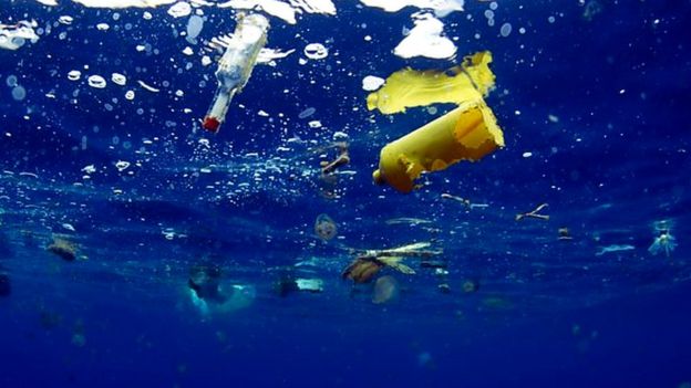 Garrafas e outros objetos de plástico no oceano