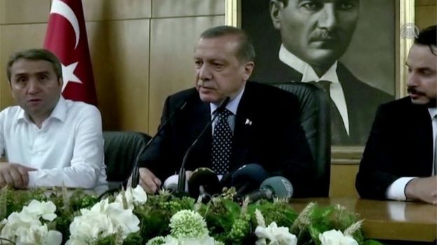 Recip Tayyep Erdogan (centro) diante de retrato de Kemal Ataturk (16/07/16)