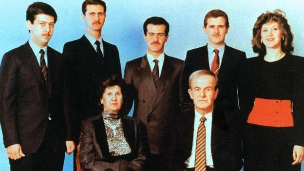 خانواده اسد: حافظ اسد در کنار همسرش انیسه مخلوف و فرزندانشان (از چپ به راست): ماهر، بشار، بسال، مجد و بشرا