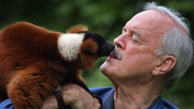 John Cleese com um lêmure