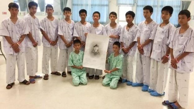 உயிரிழந்த வீரருக்கு அஞ்சலி செலுத்திய 12 சிறுவர்கள்