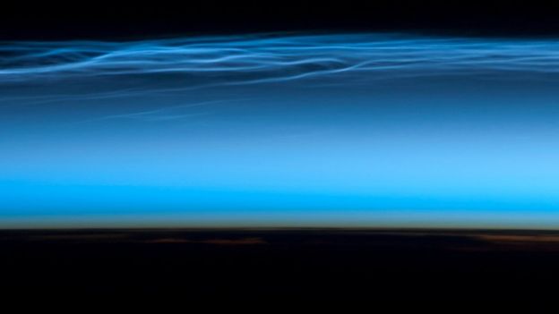 Nubes noctilucentes vistas desde la Estación Espacial Internacional