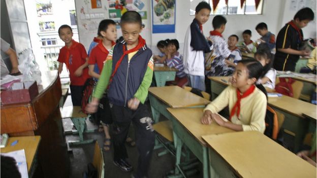 Một bé trai 13 tuổi, người đã qua bảy năm trị liệu tại Trung tâm đào tạo và giáo dục đặc biệt ở Thành Đô, tỉnh Tứ Xuyên, TQ, bước vào lớp học.