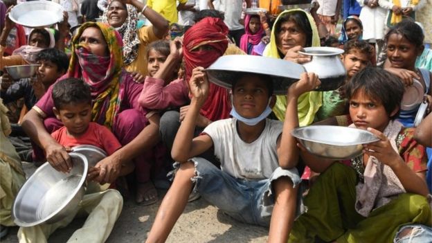 भोजन का इंतेज़ार करते भूखे लोग