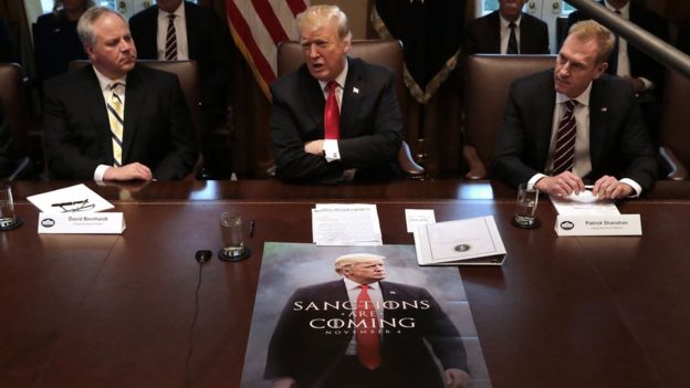 Patrick Shanahan (bìa phải) ngồi bên cạnh Donald Trump trong cuộc họp nội các hôm thứ Tư