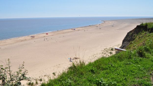 Kessingland beach: Body of man found - BBC News