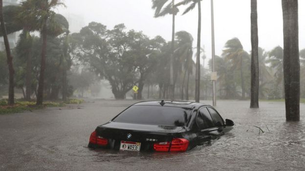 Auto en una calle inundada de Miami, Estados Unidos, en medio del paso de Irma.
