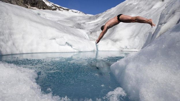 Lewis Pugh entrando en aguas heladas del polo Norte.