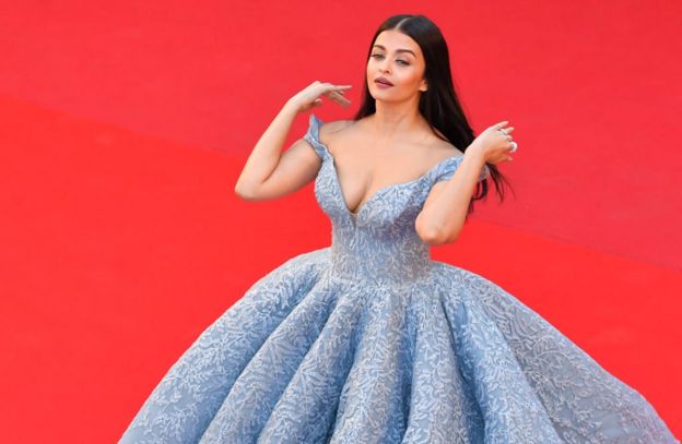 சிலர் ஐஸ்வர்யாவை சின்ட்ரெல்லா என்றும்,. பார்பி டால் என்றும் சமூக வலைத்தளங்களில் புகழ் பாடி வருகின்றனர்.