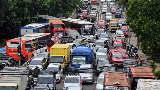 Pengemudi terlihat saat kemacetan di Jakarta pada 6 Maret 2019.